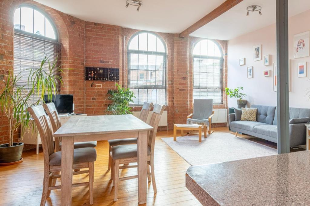 5 Mins Walk From Centre, Spacious City Apt, Open-Plan Nottingham Buitenkant foto